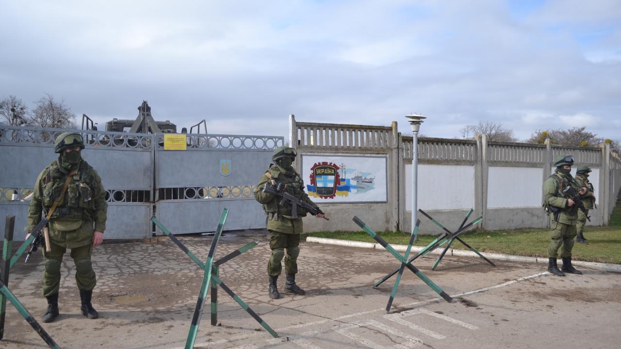Russian troops block a Ukrainian military base 