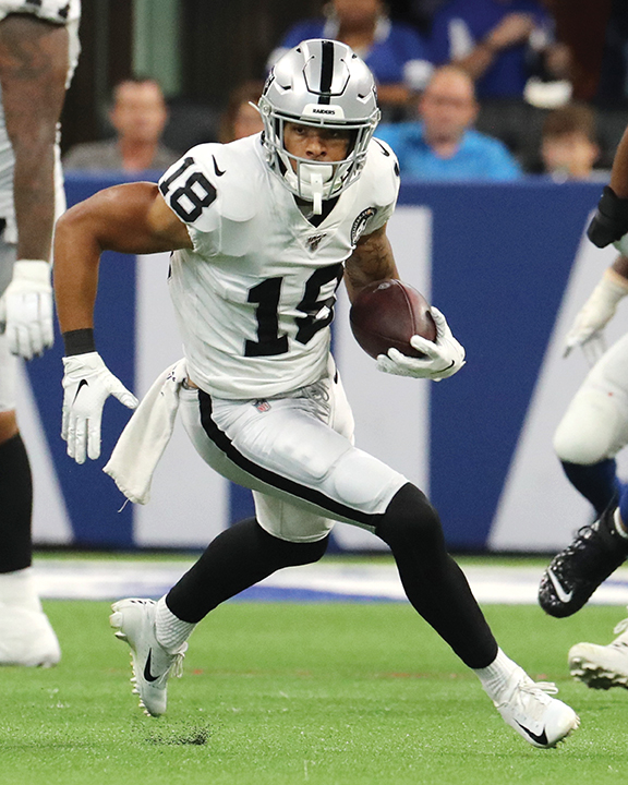Photo of UC Davis alumnus and Raiders player Keelan Doss running with ball during a Raiders game.
