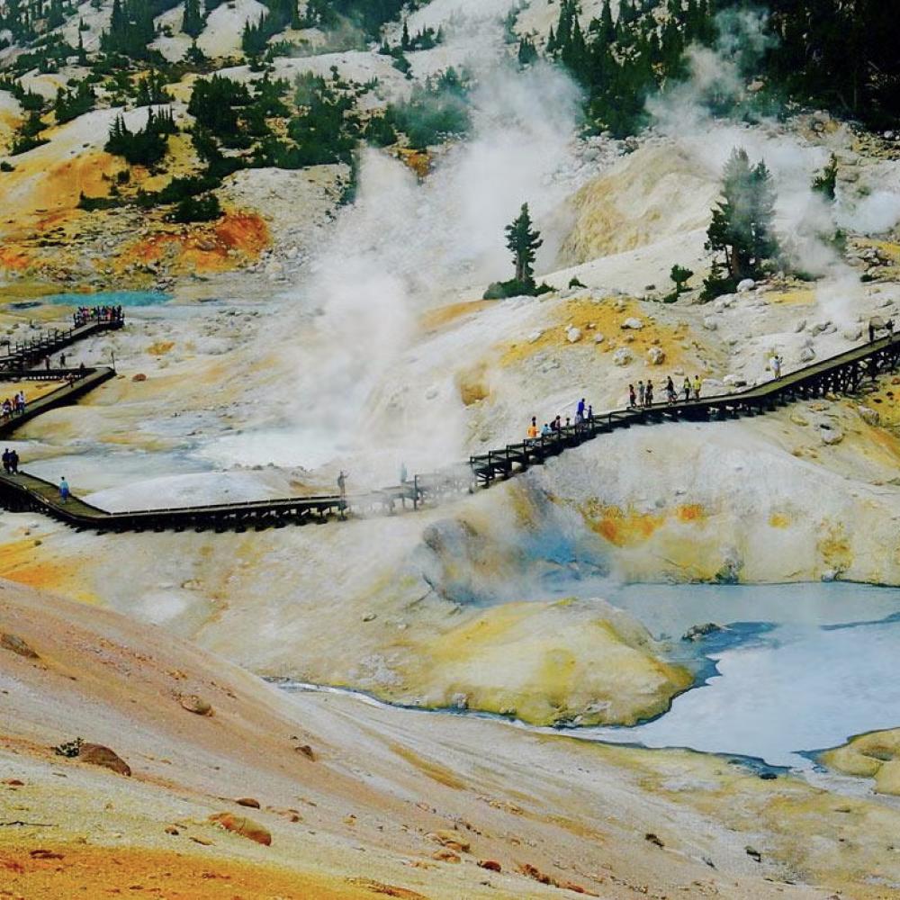 Hikers trek geothermals